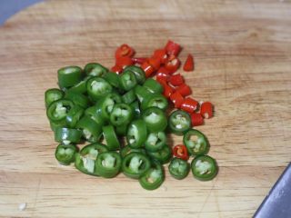 11、自制泡菜,青、红辣椒切丁