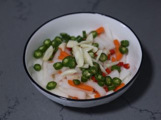 12、自制泡菜,将蒜和辣椒放入红白萝卜碗中