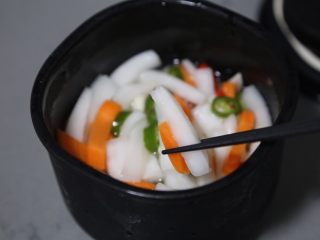 19、自制泡菜,用干净的筷子夹出，随吃随取，吃多少取多少，1-2天内吃完即可