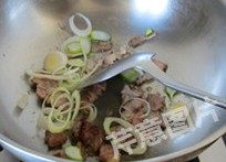 2、红火石锅泡菜汤,起炒锅,热锅凉油小火煎炒五花肉片,至肉片焦黄吐油后,下入一半大葱,煸炒出香味儿