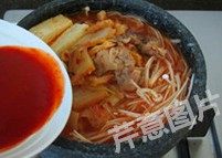 8、红火石锅泡菜汤,加入泡菜汁,继续煮至沸腾