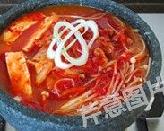 9、红火石锅泡菜汤,尝尝味道,加适量盐调味,最后撒上剩下的葱花,离火上桌,即可