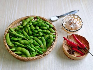1、香辣毛豆,准备食材。