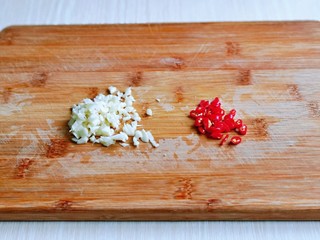 2、香辣毛豆,首先将蒜去皮切碎，辣椒洗干净切段放旁边备用。