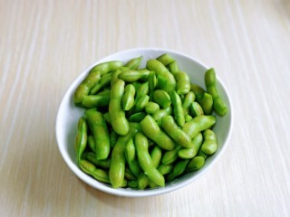 3、香辣毛豆,毛豆剪掉根与尖，再洗干净。