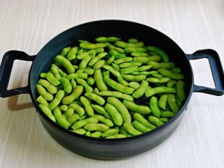 4、香辣毛豆,洗干净的毛豆放入锅中，加入纯净水。
