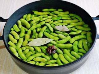 5、香辣毛豆,再加入香叶及八角。