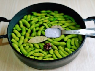 6、香辣毛豆,再加入食用盐，多点少点没关系，但是不要太多哈！