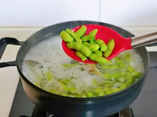 8、香辣毛豆,毛豆煮制自己喜欢的口感即可出锅。