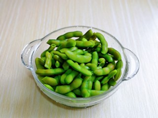 9、香辣毛豆,捞出淋干水分晾凉，放入碗中。