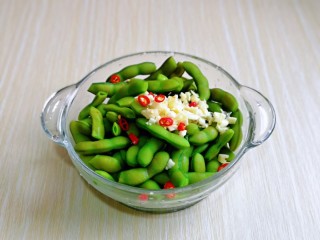 10、香辣毛豆,加入切好的蒜末与辣椒段。