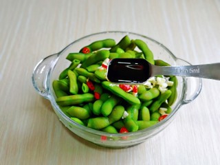 11、香辣毛豆,再加入2勺生抽，1勺醋。