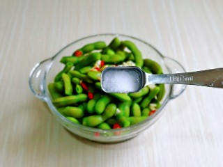 12、香辣毛豆,按个人口味加入盐，搅拌均匀。