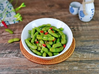 13、香辣毛豆,装入碗中，即可食用。