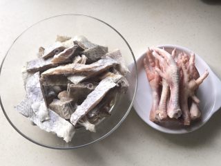 1、白鲞烧鸡爪,这条白鲞很大，我都把它剁成块了，剁的过程场面有点混乱，就不入镜头了????????‍♀️