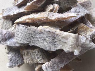 2、白鲞烧鸡爪,大黄鱼经过盐的腌制后晒干，放很久都不会坏