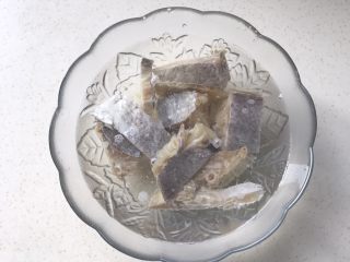 4、白鲞烧鸡爪,取200克浸泡在冷水中，不仅可以降低它的咸度，而且泡软后能把白鲞的鲜味更好的体现出来