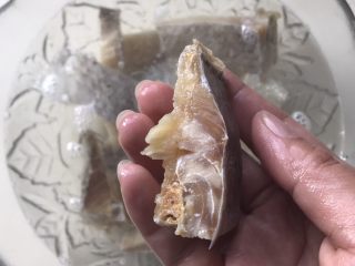 6、白鲞烧鸡爪,这种白鲞的肉质很厚实，所以泡的时间也要久一点，不然会咸薅你