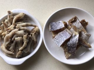 11、白鲞烧鸡爪,鸡爪洗净，白鲞去掉鳞备用