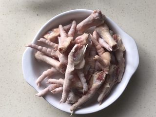 8、白鲞烧鸡爪,全部切好