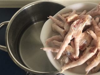 9、白鲞烧鸡爪,把鸡爪放锅里焯水，水煮开后就可以了