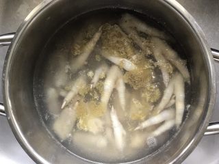 10、白鲞烧鸡爪,焯水的目的是为了去除鸡爪的多余油脂和杂质