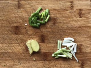 12、白鲞烧鸡爪,切好葱姜