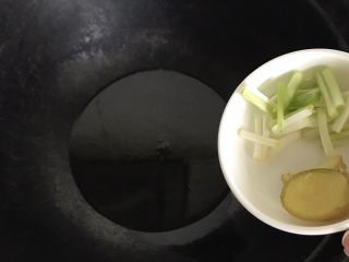 13、白鲞烧鸡爪,热锅冷油，放入葱姜爆香