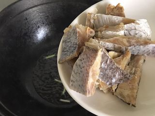 14、白鲞烧鸡爪,倒入白鲞翻炒片刻