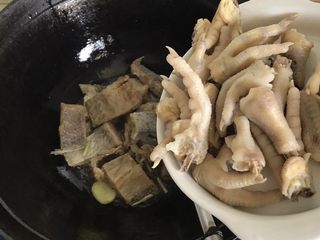 15、白鲞烧鸡爪,倒入鸡爪翻炒