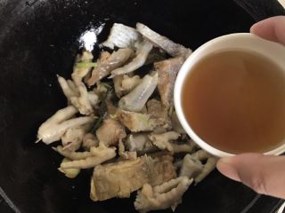 16、白鲞烧鸡爪,加入料酒，这步骤不能少