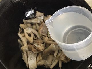 17、白鲞烧鸡爪,倒入清水