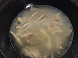 18、白鲞烧鸡爪,水位以刚好没过鸡爪为准