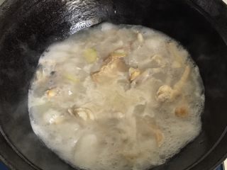 20、白鲞烧鸡爪,煮开后汤汁就变成白色了