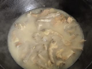 21、白鲞烧鸡爪,大约炖煮半小时，汤汁也变得浓稠