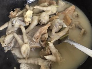 22、白鲞烧鸡爪,鸡爪也熟得刚刚好，不用加盐不用加鸡精！全部靠食材本身的鲜味！咸淡也适中