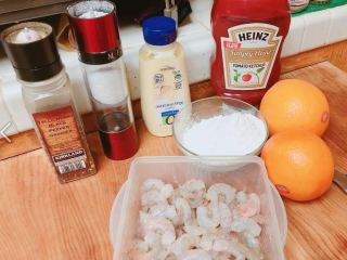 1、大吉大利凯撒虾球盅,首先准备好需要用到的食材