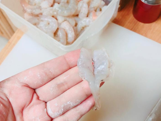 2、大吉大利凯撒虾球盅,虾子开背 这样子炸好的虾子才会呈现球状