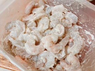 3、大吉大利凯撒虾球盅,把切好的虾子 放入少许的美乃滋 太白粉 盐巴 胡椒 抓醃 静置