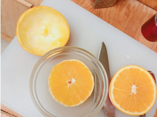 4、大吉大利凯撒虾球盅,把橙子切一半 小心翼翼的用汤匙把肉挖出来 