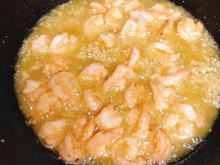 5、大吉大利凯撒虾球盅,把虾子沾上太白粉 一个一个丢下去炸 炸到金黄为止