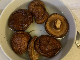 1、鸡腿炖香菇,香菇提前一晚浸泡