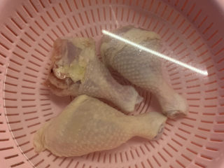 2、鸡腿炖香菇,鸡洗干净，沥干水