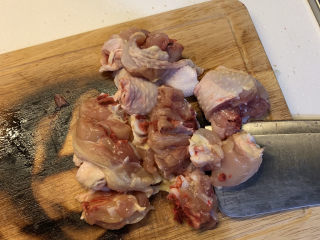 3、鸡腿炖香菇,切成一块块