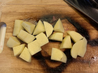 4、鸡腿炖香菇,土豆去皮切块