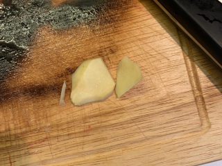 5、鸡腿炖香菇,姜去皮，切片