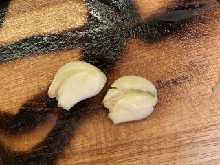 6、鸡腿炖香菇,蒜拍扁