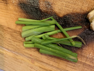 7、鸡腿炖香菇,葱洗干净，切段