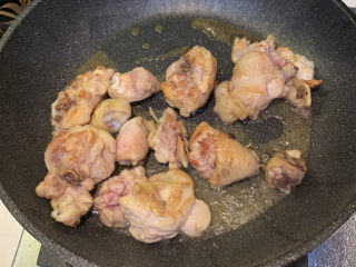 9、鸡腿炖香菇,煎至双面金黄