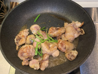 10、鸡腿炖香菇,放入葱段